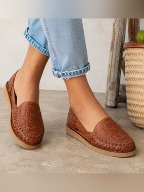 Agave Girl Handmade Tooled Leather Huarache Flats Women’s Size 9 Brown Boho
